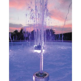 Tuinfontein met een watersproeier