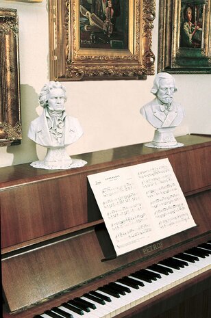 Bustes Beethoven en Verdi op piano