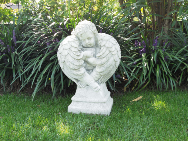 Standbeeld Beschermengel Amorino