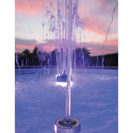 Tuinfontein met een watersproeier