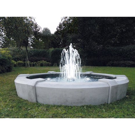 Moderne fontein met centraal spuitstuk