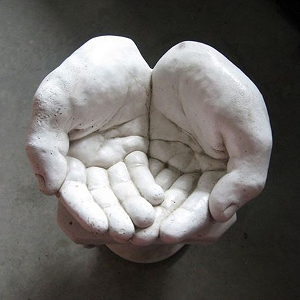 De handen H.19cm-Ø36cm Tuinbeeldje Modern Art Le Mani Vogelbad - Art. 2004