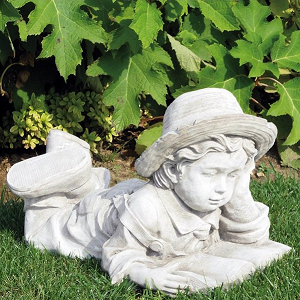 Liggende jongen H.60cm L.50cm Tuinbeeld - Art. 407